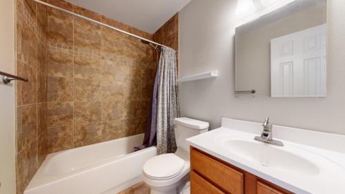 15-Bathroom-1050-S-Monaco-Pkwy-44-Denver-CO-80224