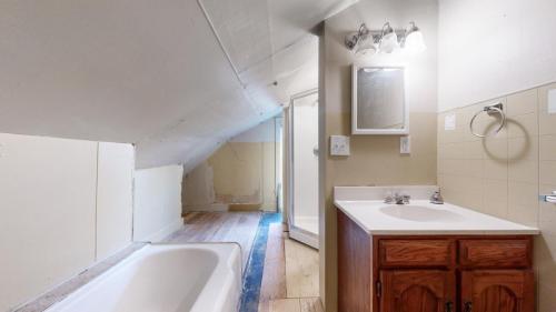 25-Bathroom-1500-17th-Ave-Longmont-CO-80501