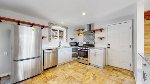 12-Kitchen-2044-27th-Ave-Greeley-CO-80634