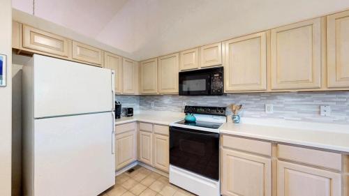 19-Kitchen-2112-Wheat-Berry-Ct-Erie-CO-80516