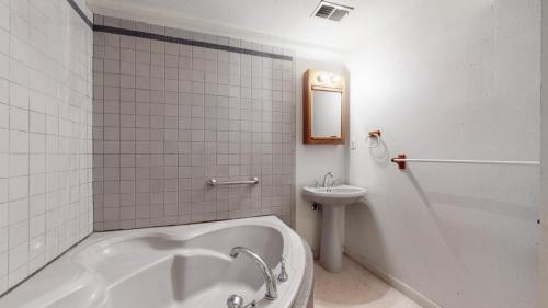 36-Bathroom-2156-Meadow-Ct-Longmont-CO-80501