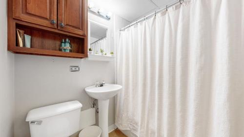 16-Bathroom-2225-Buchtel-Blvd-S-611-Denver-CO-80210