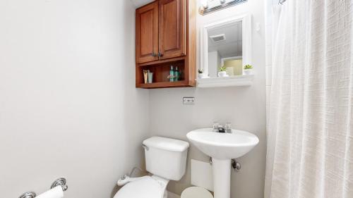 17-Bathroom-2225-Buchtel-Blvd-S-611-Denver-CO-80210