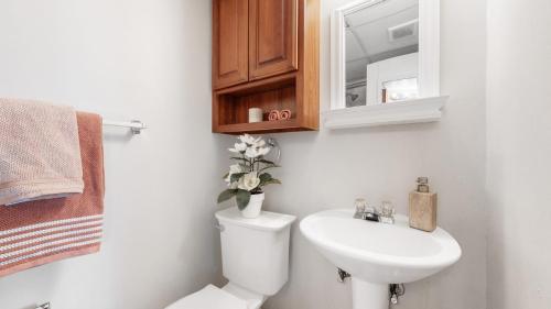 22-Bathroom-2225-Buchtel-Blvd-S-611-Denver-CO-80210