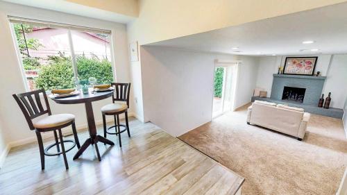 12-DIning-Area-2701-Worthington-Ave-Fort-Collins-CO-80526