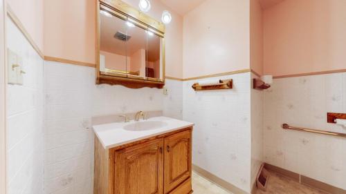 19-Bathroom-2935-Appaloosa-Avenue-Brighton-CO-80603