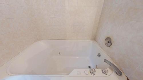 27-bathroom-2-3967-N-Co-Rd-73C-Red-Feather-Lakes-CO-80545