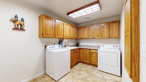 29-Laundry-611-Tenderfoot-Dr-Larkspur-CO-80018