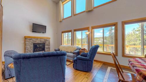 06-Living-room-70-Cocopa-Way-Red-Feather-Lakes-Colorado-80545