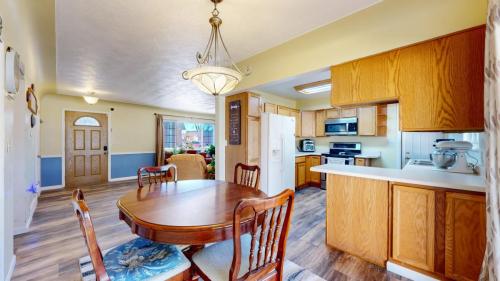 07-Dining-area-711-27th-Ave-Greeley-CO-80634