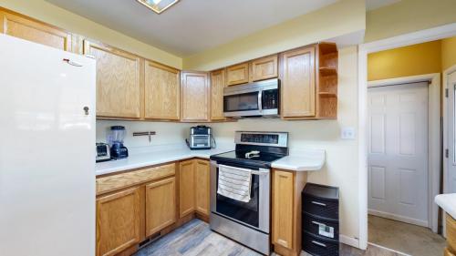 10-Kitchen-711-27th-Ave-Greeley-CO-80634