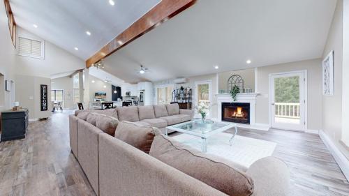 04-Living-area-8214-RED-ROCK-CT-LARKSPUR-CO-80118