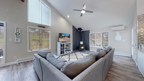 21-Family-area-8214-RED-ROCK-CT-LARKSPUR-CO-80118