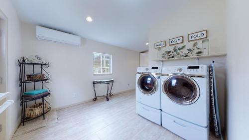 27-Laundry-8214-RED-ROCK-CT-LARKSPUR-CO-80118