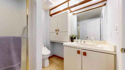45-Bathroom-8432-E-Long-Ave-Centennial-CO-80112
