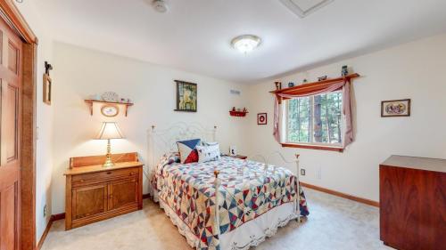 22-Bedroom-950-Cottonwood-Ln-Larkspur-CO-80018