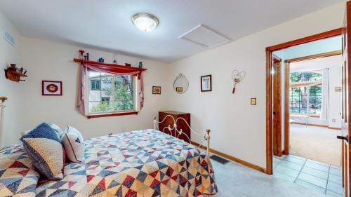 24-Bedroom-950-Cottonwood-Ln-Larkspur-CO-80018
