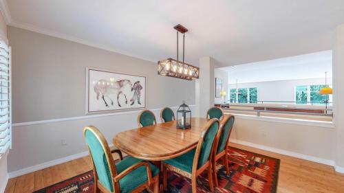 09-Dining-area-9630-S-Perry-Park-Rd-Larkspur-CO-80118