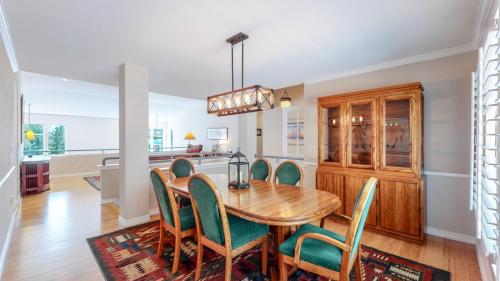 10-Dining-area-9630-S-Perry-Park-Rd-Larkspur-CO-80118