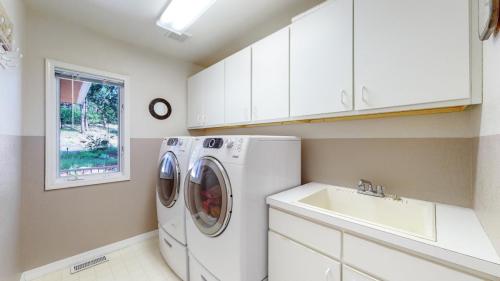 20-Laundry-9630-S-Perry-Park-Rd-Larkspur-CO-80118